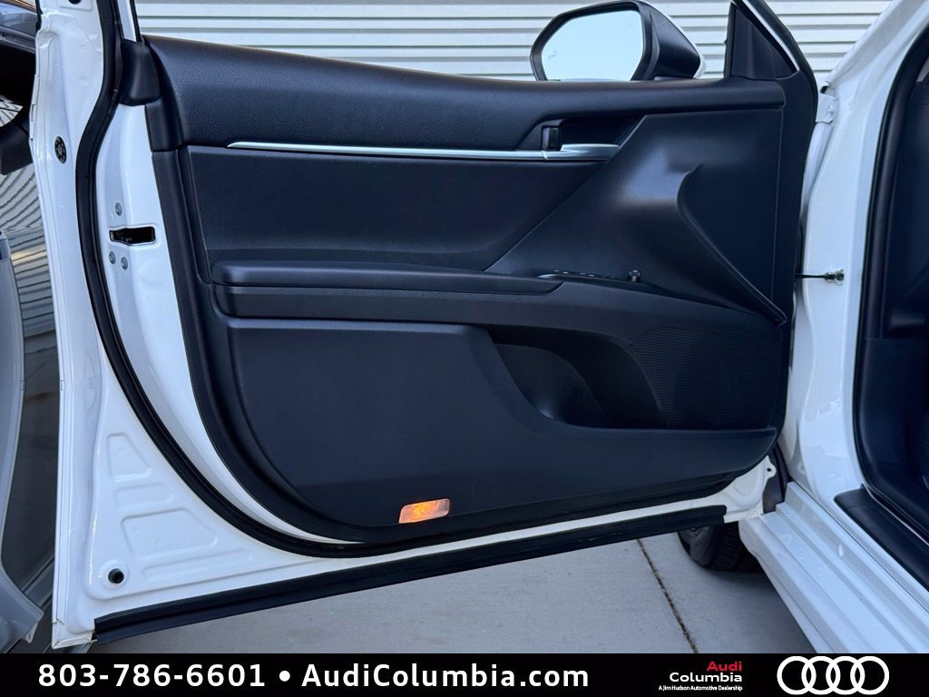 Used 2018 White Toyota SE image 17