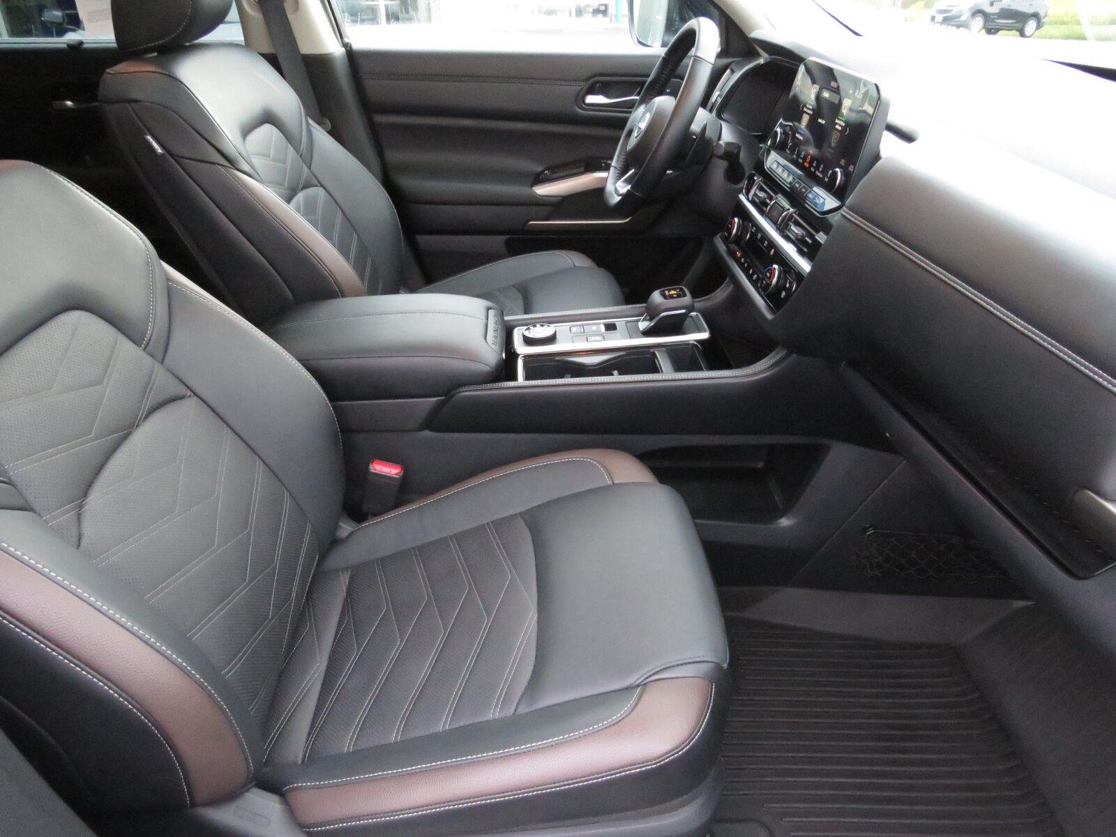Used 2025 Solid Gray/Super Black Nissan Platinum image 22