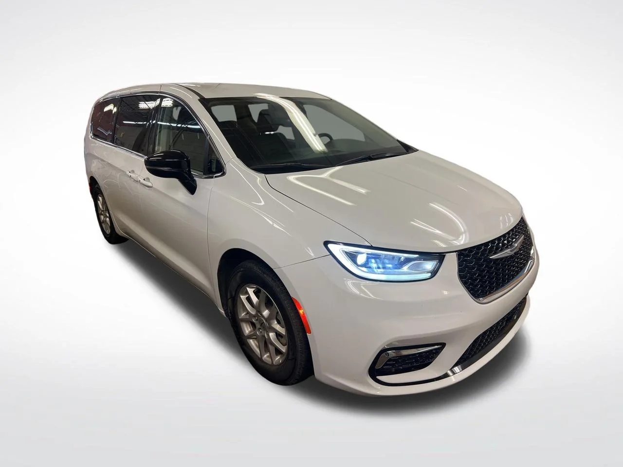 Used 2024 White Chrysler Touring L image 7