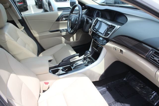 Used 2017 White Honda Touring image 34