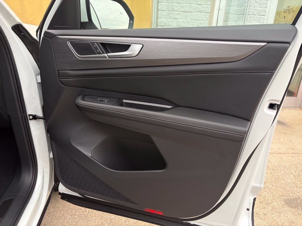 New 2026 Opal White Pearl Volkswagen 2.0T SE image 17