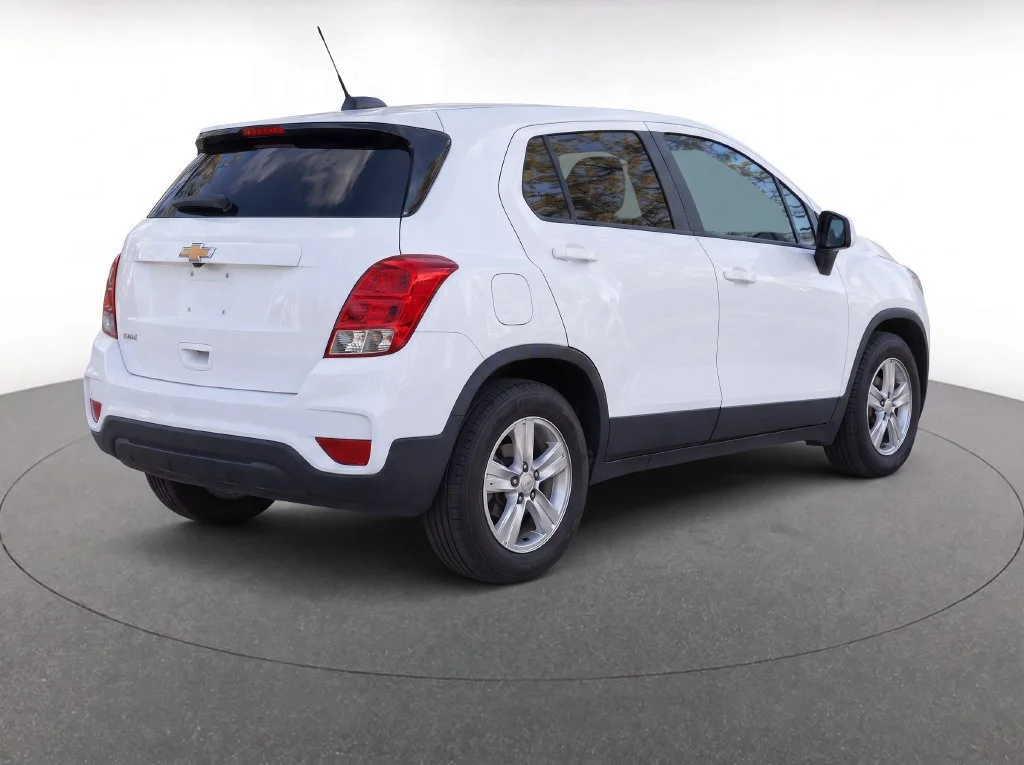 Used 2019 SUMMIT WHITE Chevrolet LS image 4