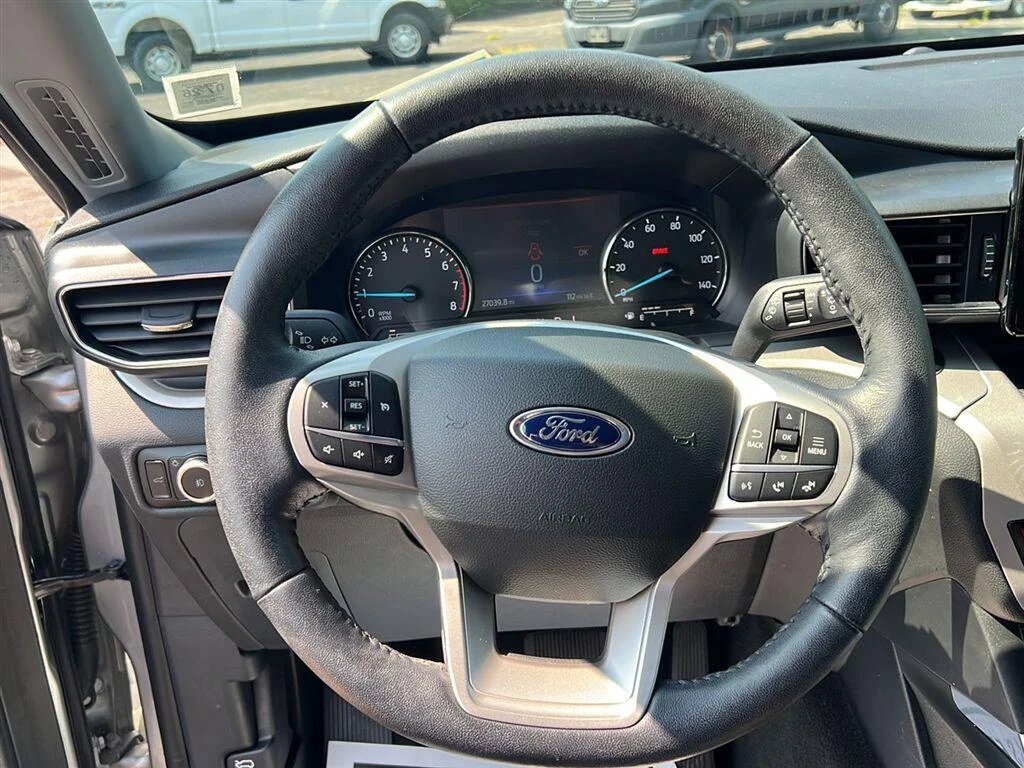 Used 2023 Iconic Silver Ford XLT image 8