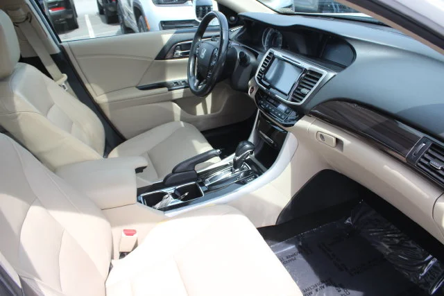 Used 2017 White Honda Touring image 34