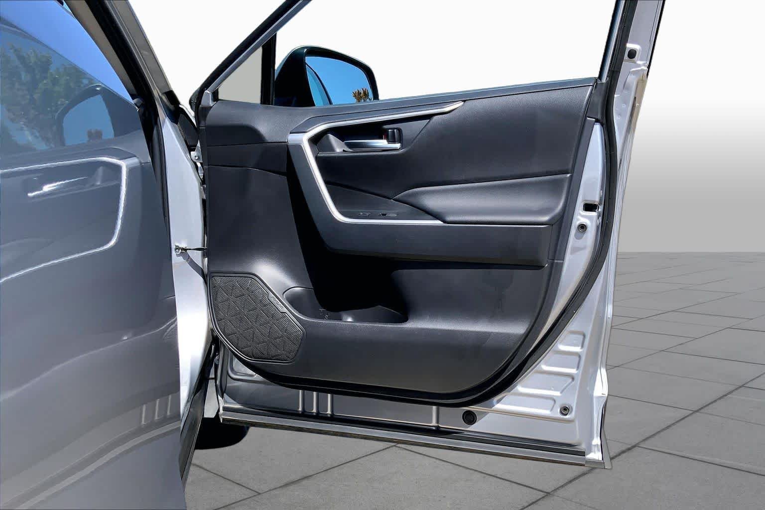 Used 2025 Silver Sky Metallic Toyota XLE image 22