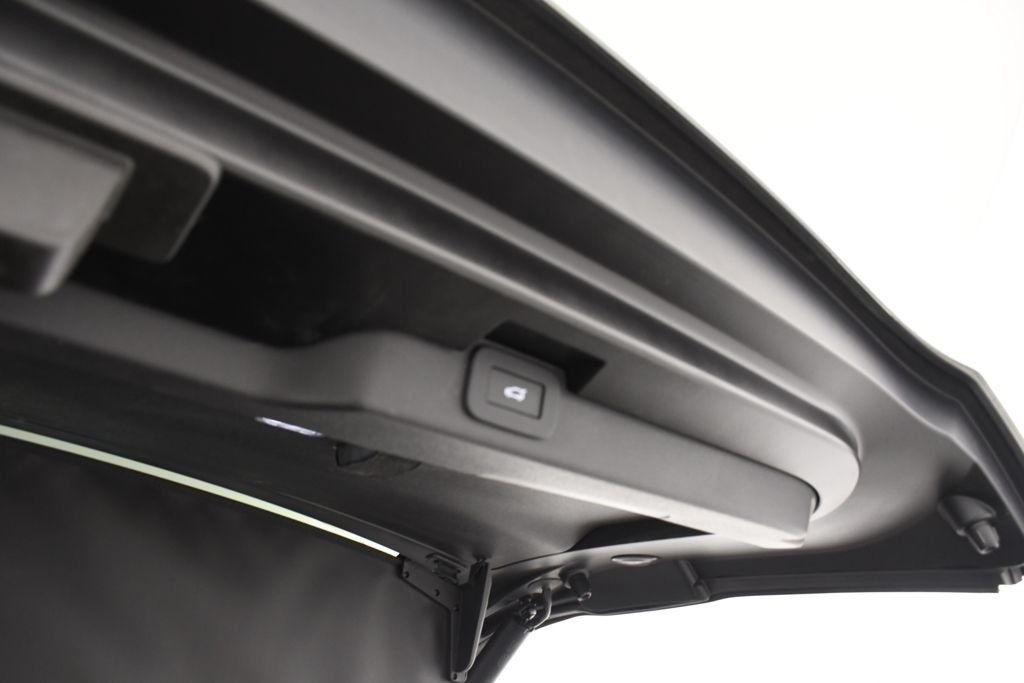 Certified Used 2025 Fuji White Land Rover Dynamic SE image 25