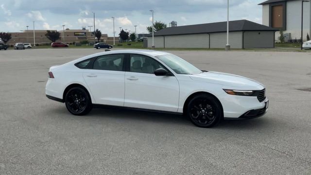 Certified Used 2025 Platinum White Pearl Honda SE image 2