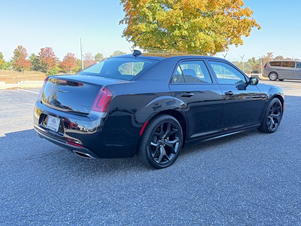 2022 Chrysler 300 Touring L photo 2
