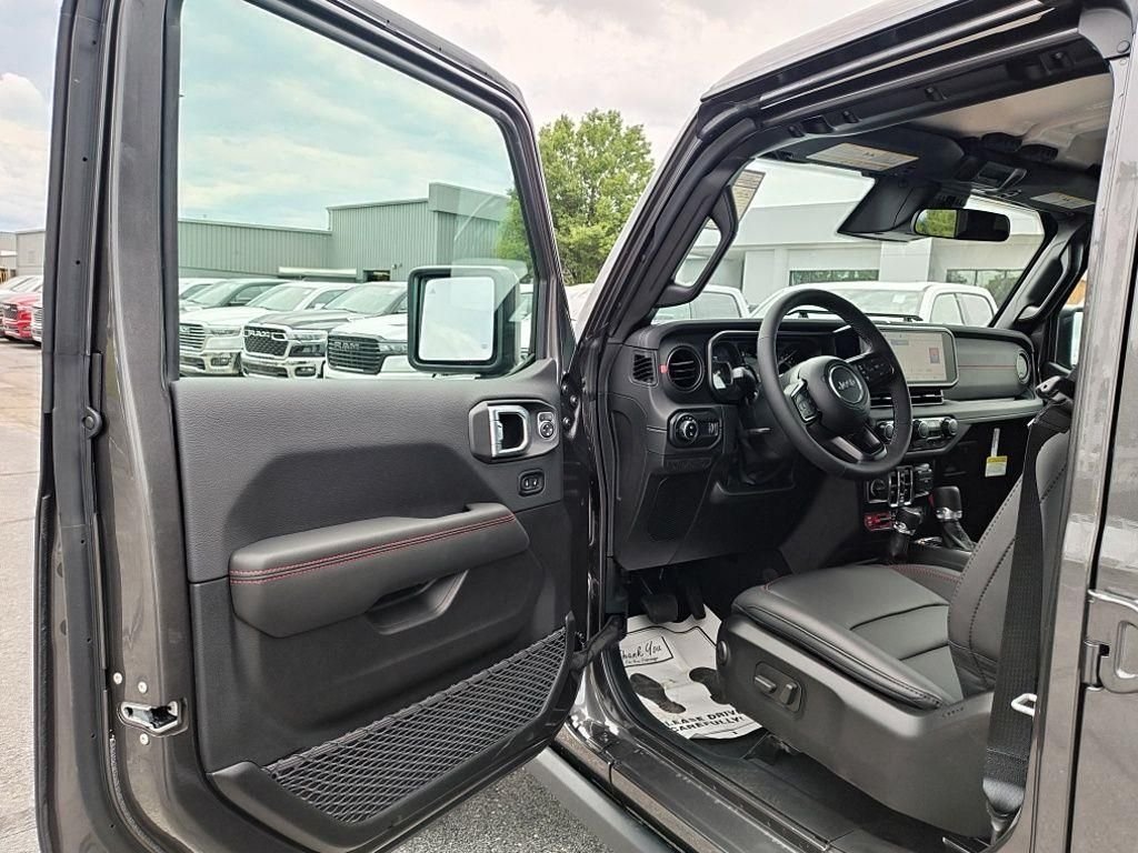 New 2026 Granite Crystal Metallic Clear-Coat Exterior Paint Jeep Rubicon X image 18