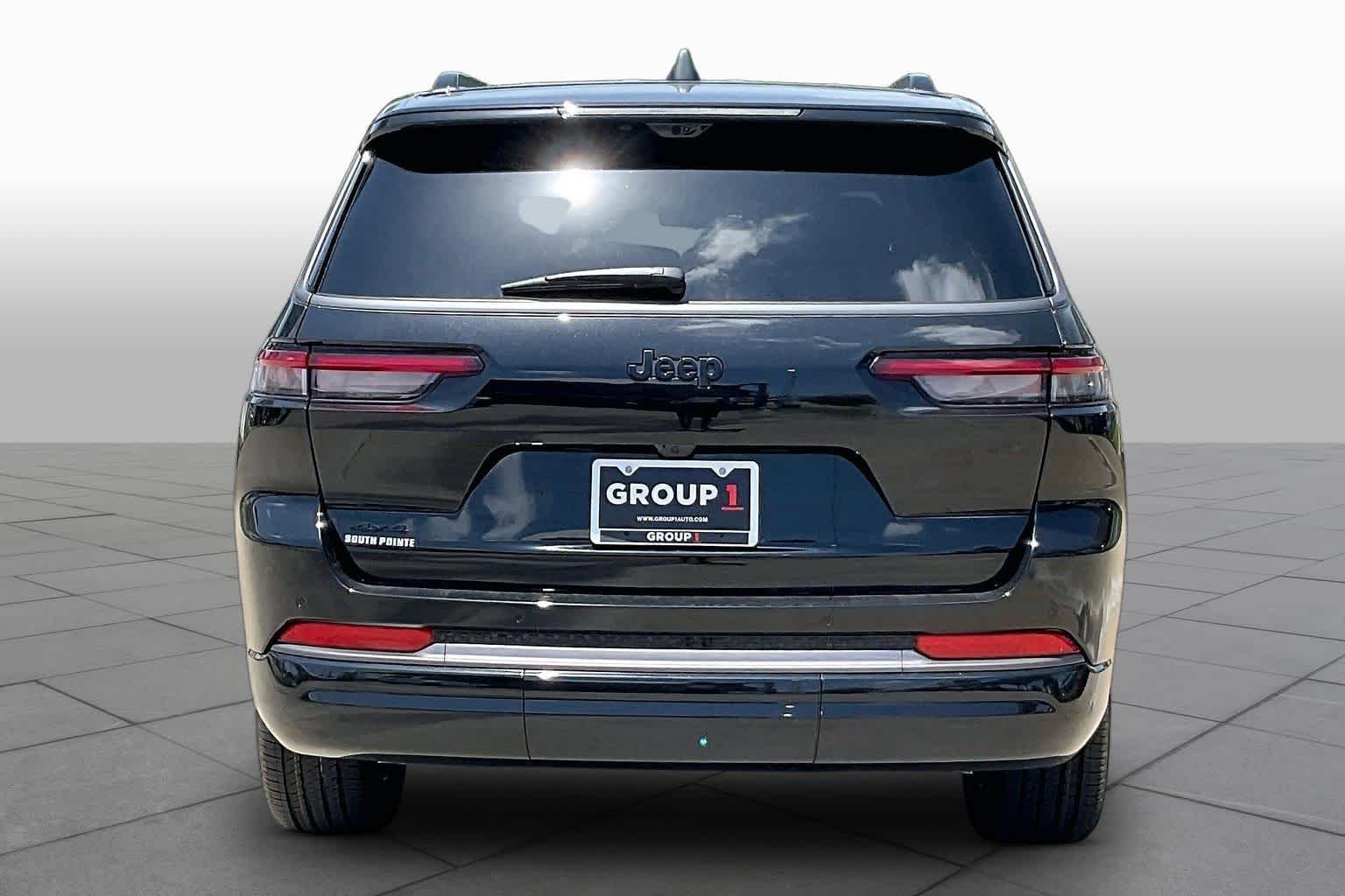 New 2026 Diamond Black Crystal Pearl-Coat Exterior Paint Jeep Limited Reserve image 4