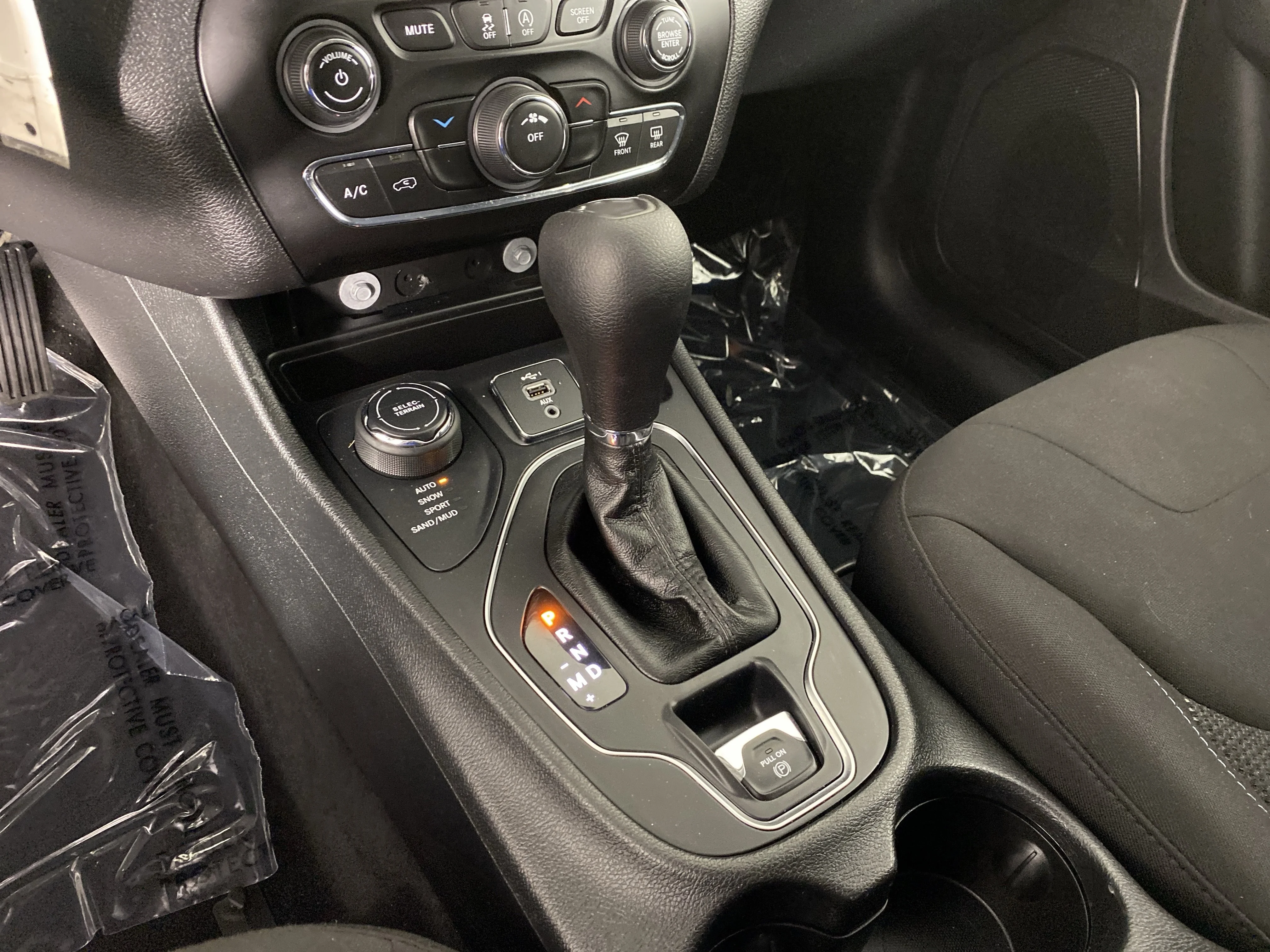 Used 2019 Light Brownstone Pearlcoat Jeep Latitude image 28