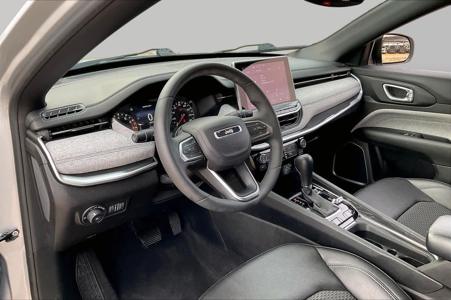 Used 2024 Silver Zynith Metallic Clearcoat Jeep Latitude image 16