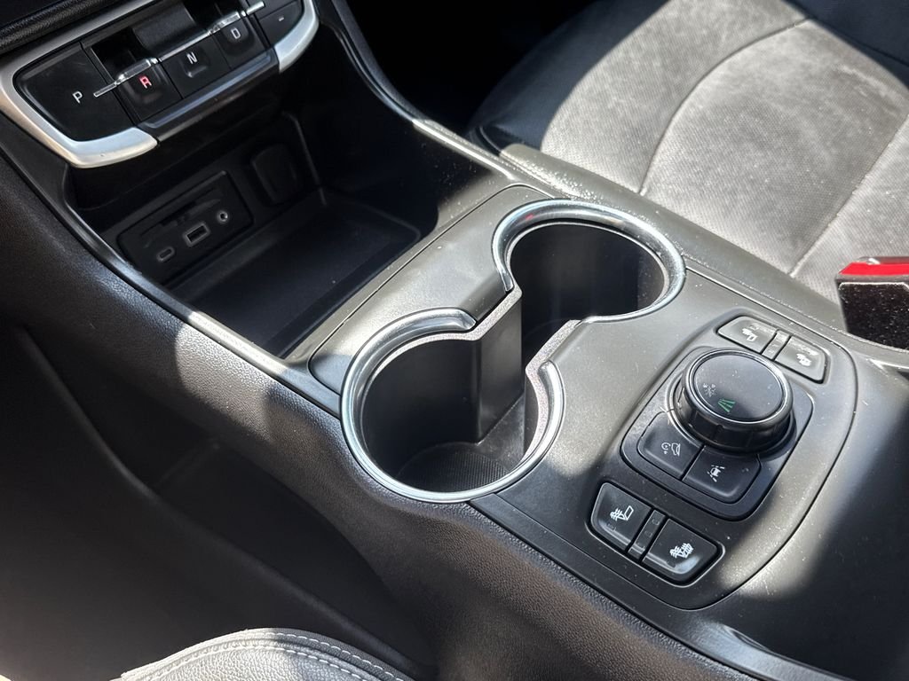 Used 2022 White GMC SLT image 27