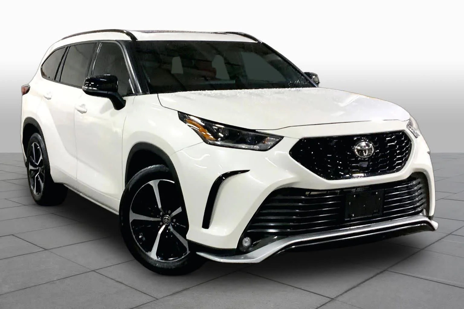 Used 2021 Blizzard Pearl Toyota XSE image 3