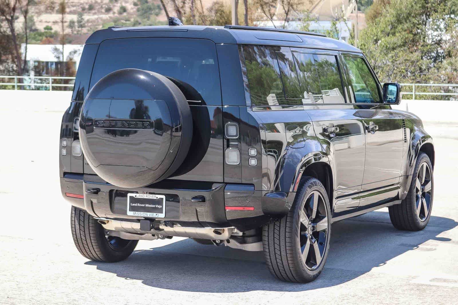 New 2026 Santorini Black Land Rover X-Dynamic SE image 5