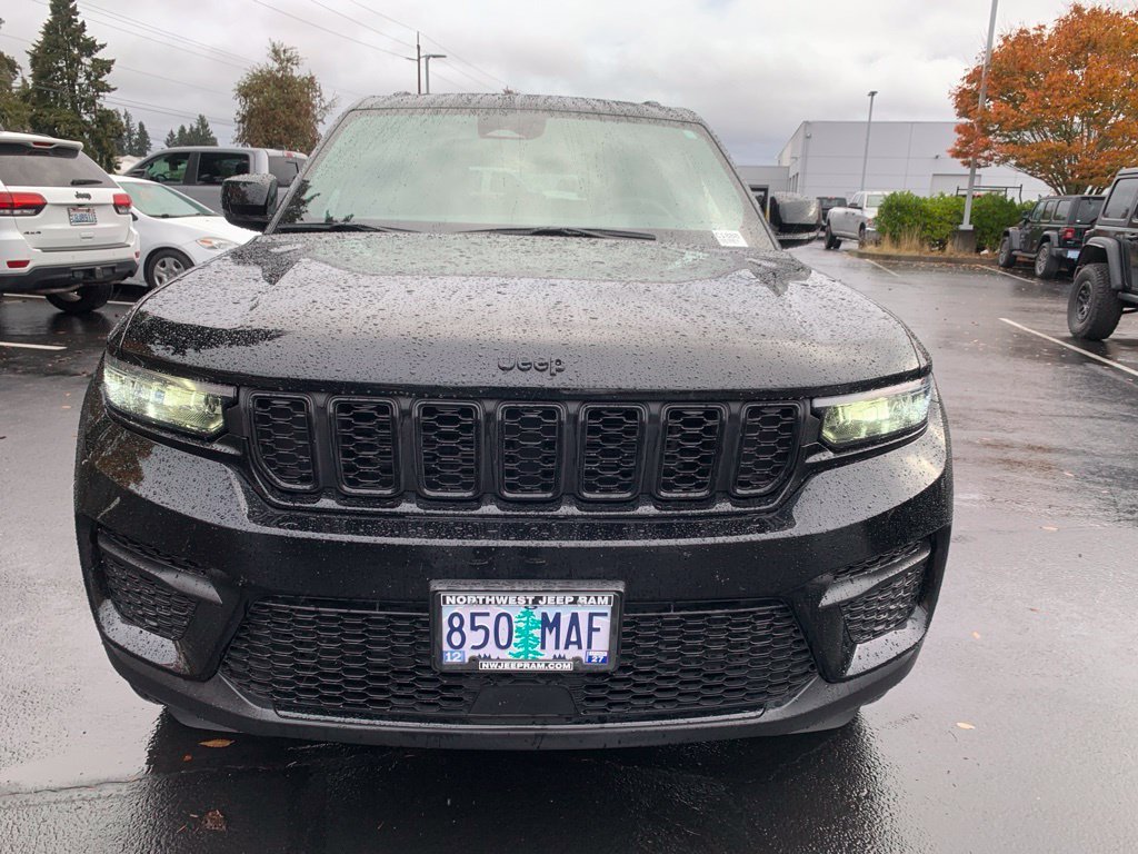 Used 2024 Diamond Black Crystal Pearlcoat Jeep Altitude X image 5