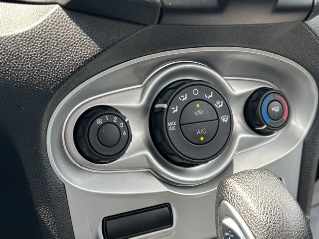 Used 2018 Gray Ford SE image 36