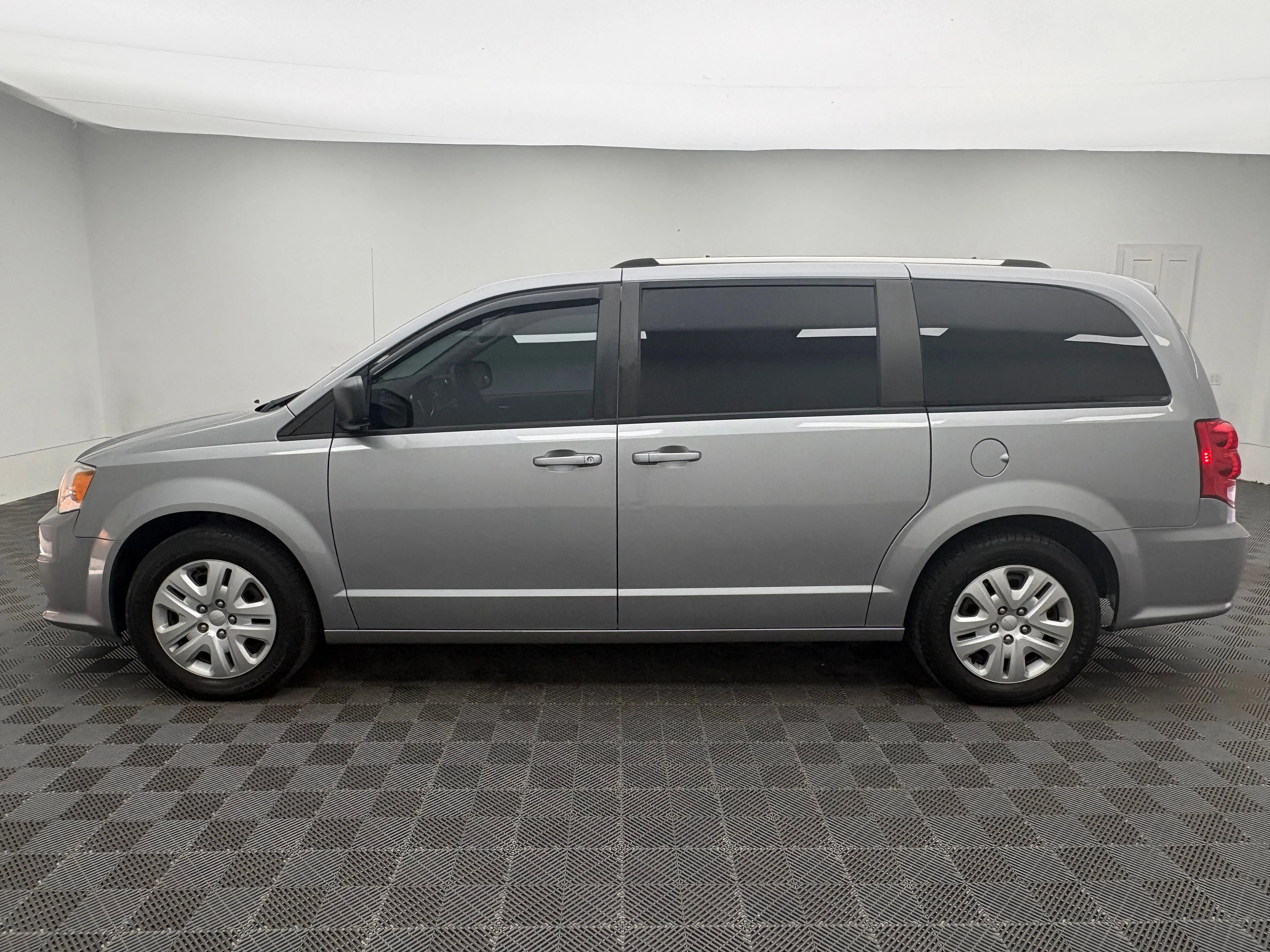 Used 2018 Billet Silver Metallic Clearcoat Dodge SE image 10