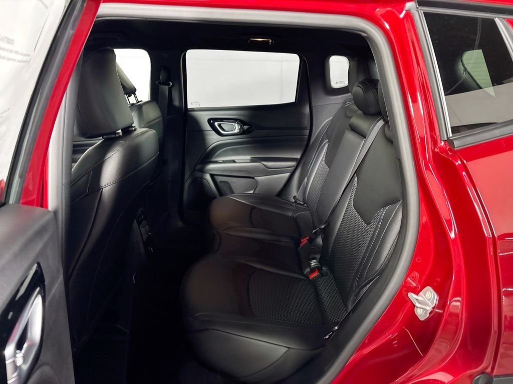 New 2026 Red Hot Pearl-Coat Exterior Paint Jeep Latitude image 19