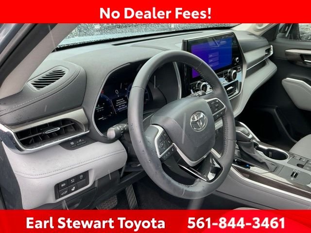 Used 2024  Toyota Limited image 26
