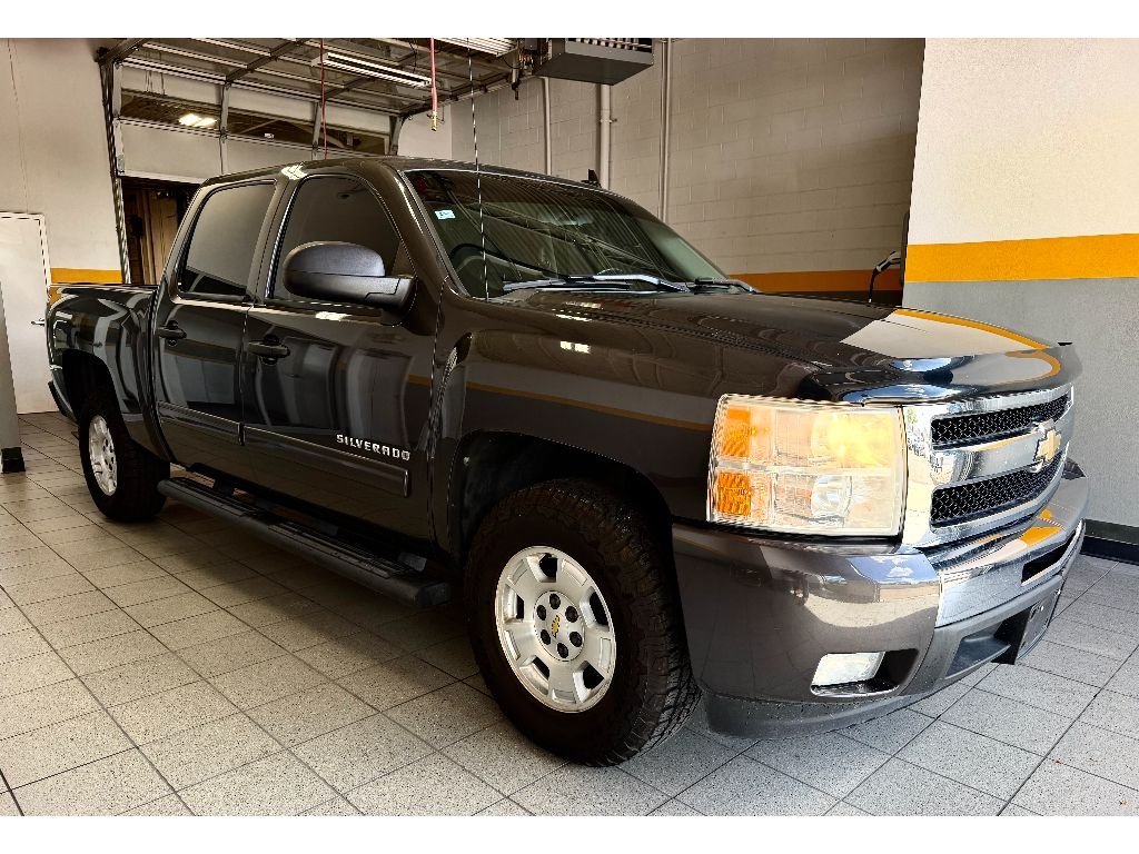 Used 2011  Chevrolet LT image 2