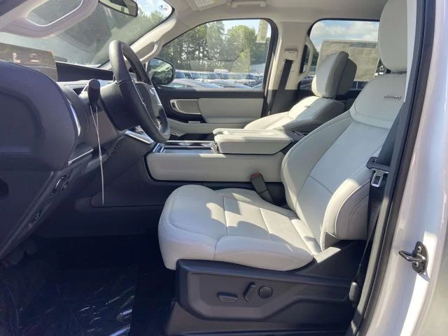 New 2027 Star White Metallic Tri-Coat Ford Platinum image 11