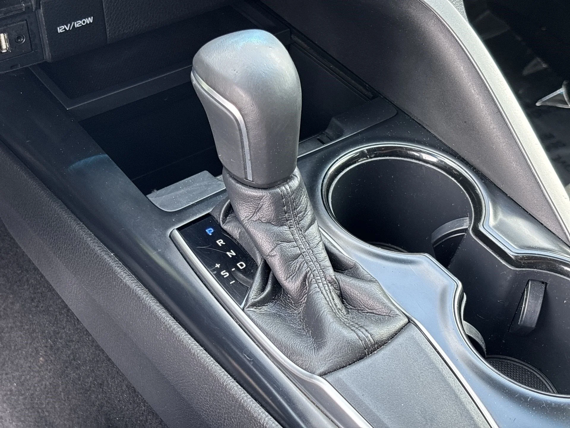 Used 2018 Pearl Toyota SE image 19