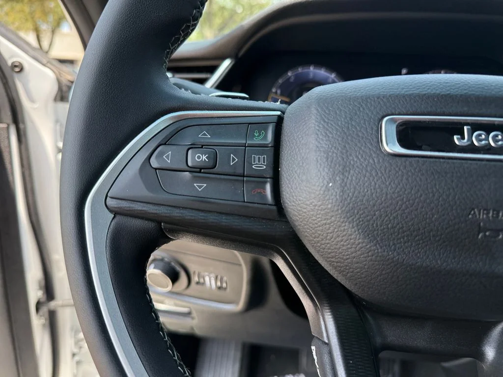 Used 2024 White Jeep Laredo image 24
