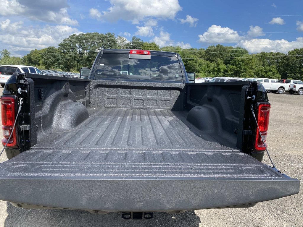New 2026 Diamond Black Crystal Pearl-Coat Exterior Paint RAM Tradesman image 5