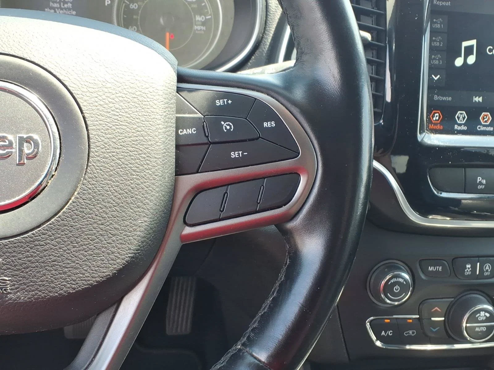 Used 2020 Diamond Black Crystal Pearlcoat Jeep Limited image 18