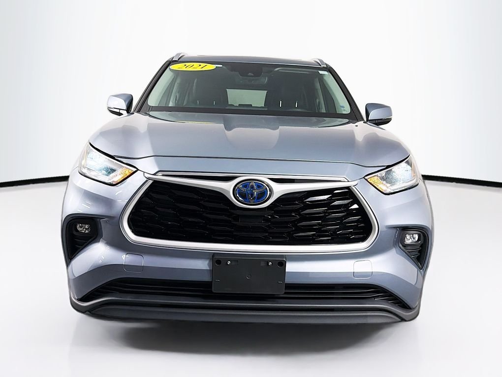Used 2021  Toyota XLE image 2