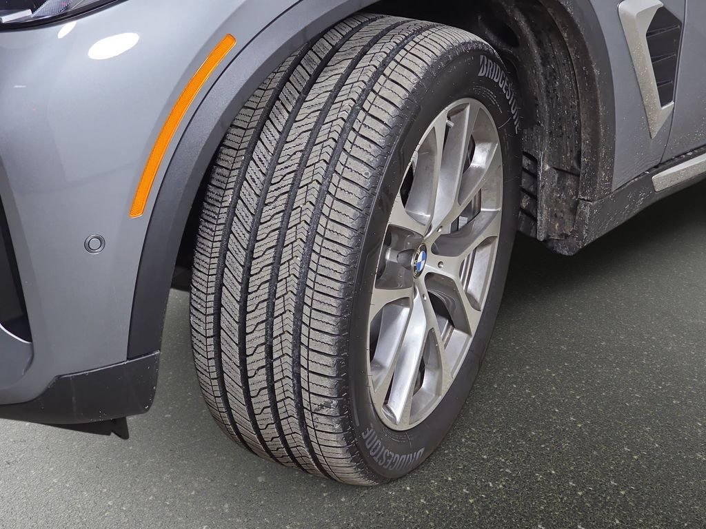 Used 2026 Skyscraper Grey Metallic BMW xDrive40i image 37