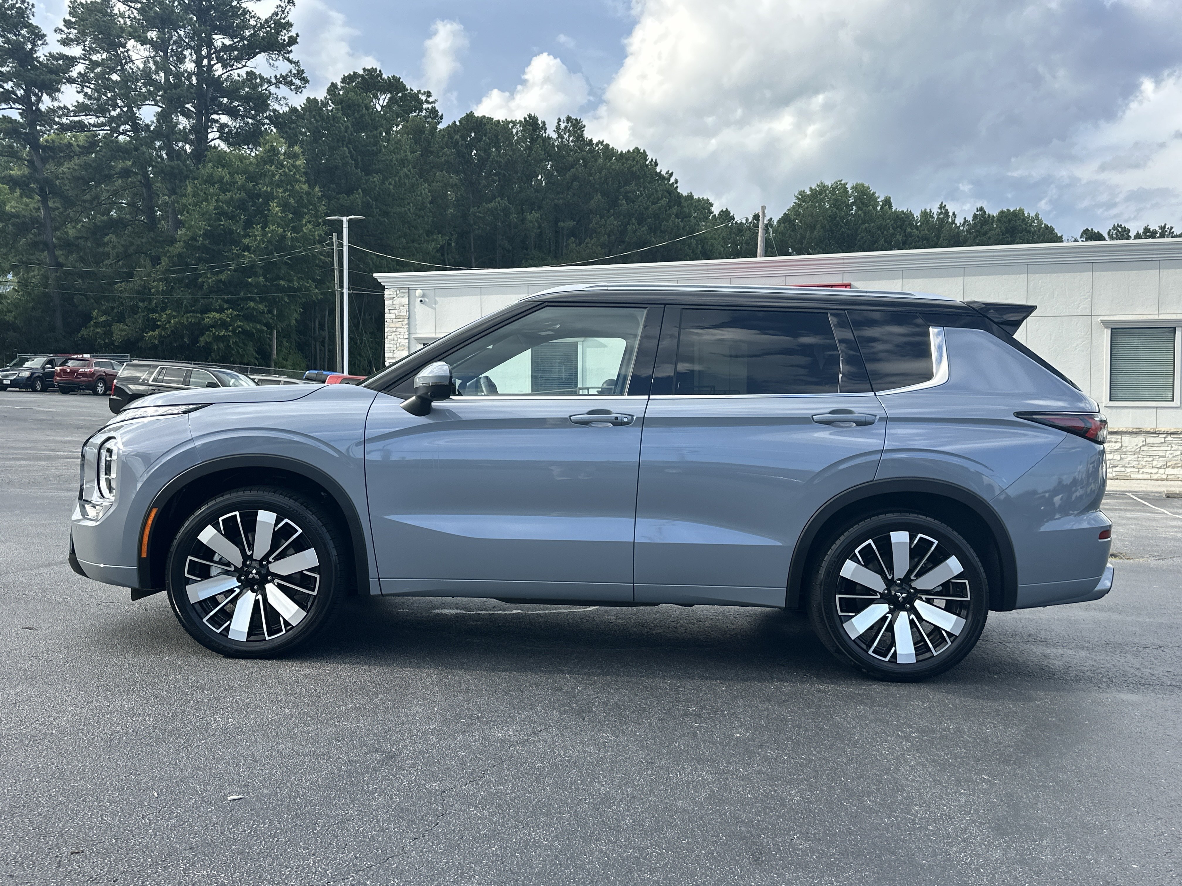 Used 2025  Mitsubishi SEL image 5