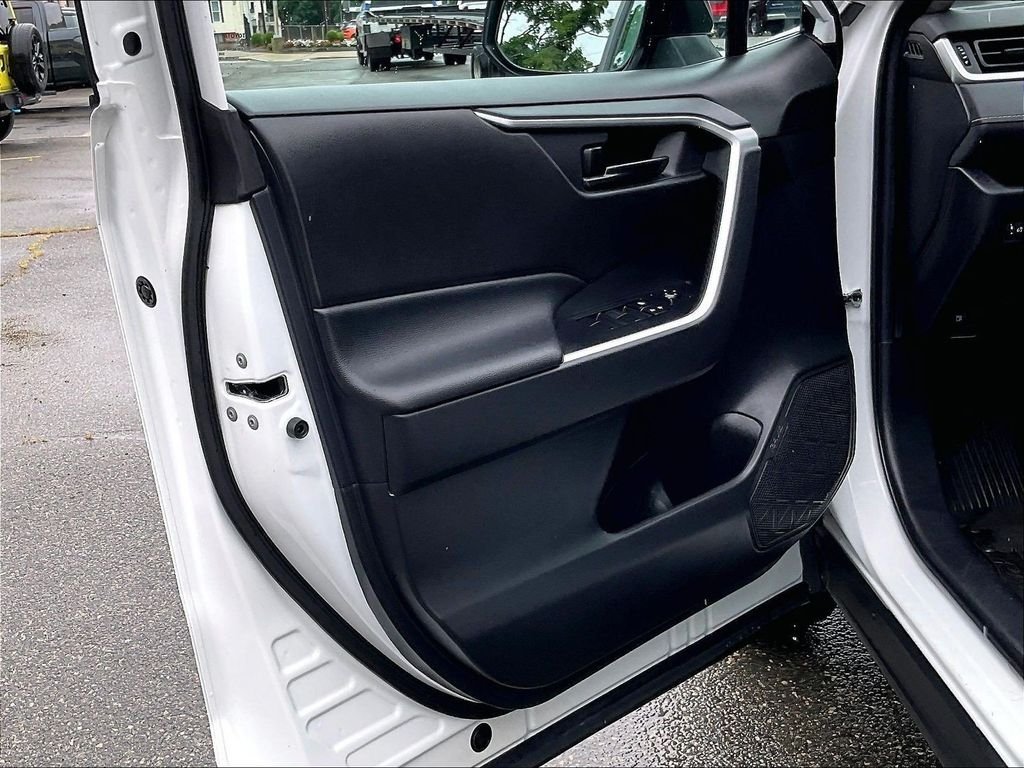 Used 2022 White Toyota LE image 9