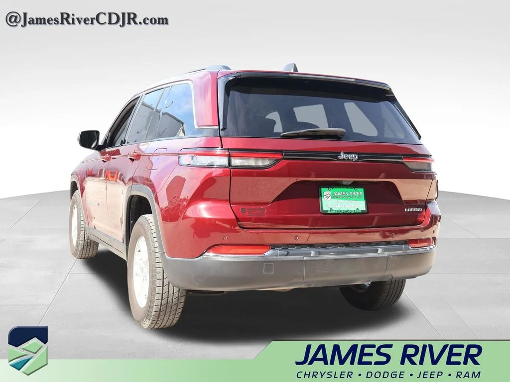 Used 2024 Red Jeep Laredo image 3