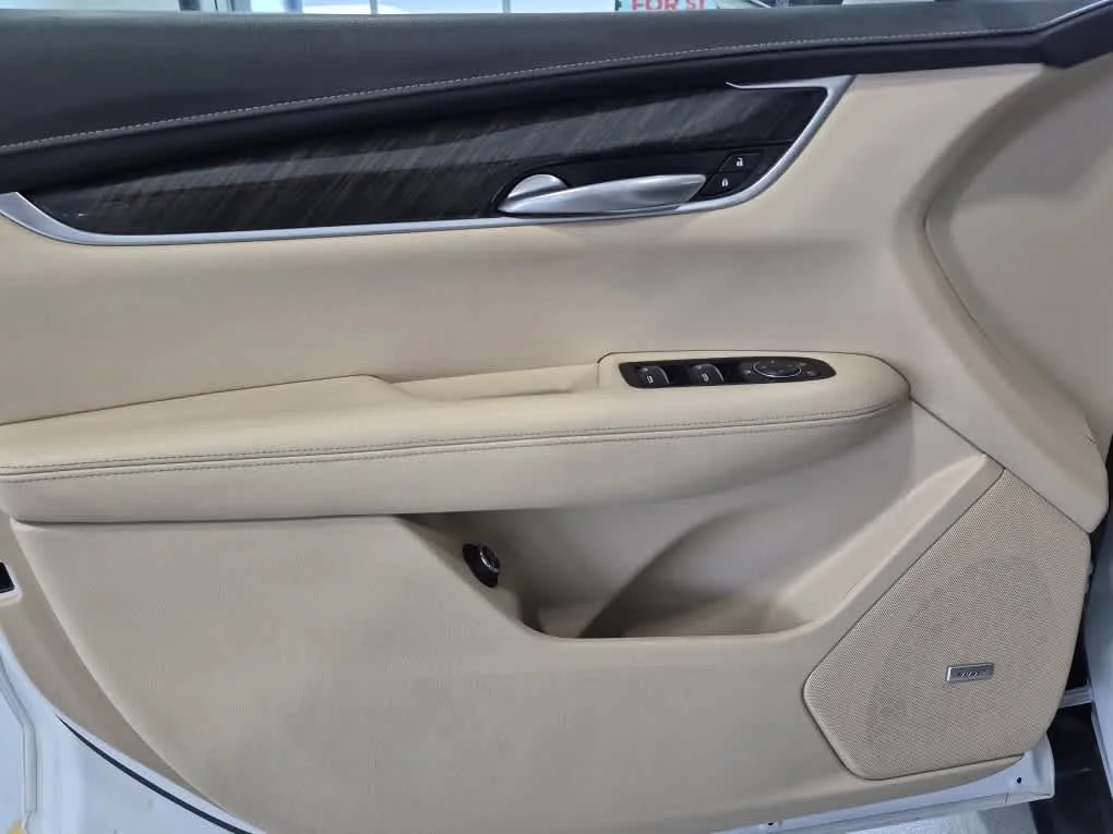 Used 2018 Crystal White Tricoat Cadillac FWD image 9