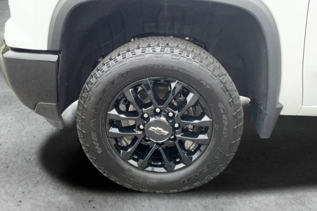 Used 2025 White Chevrolet Custom image 24