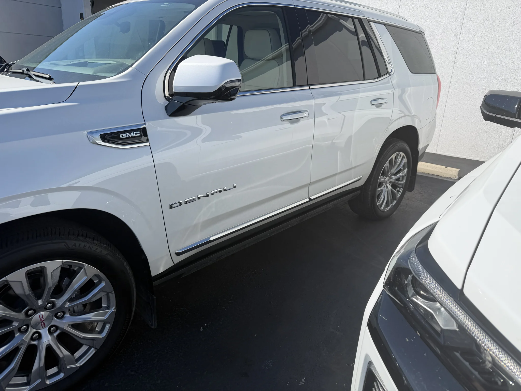 Used 2024 White Frost Tricoat GMC Denali image 4