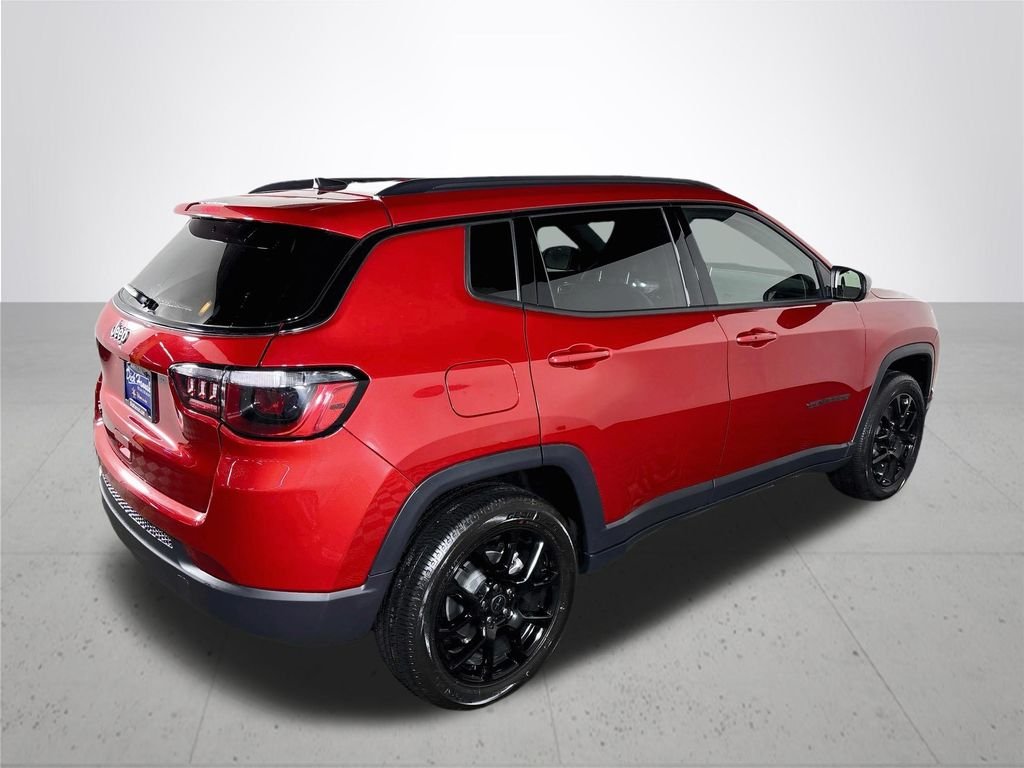New 2026 Red Hot Pearl-Coat Exterior Paint Jeep Latitude image 6