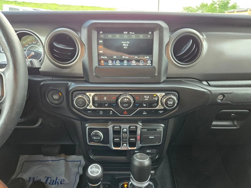 Used 2023 Green Jeep  image 20