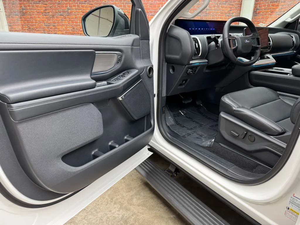 New 2027 Star White Metallic Tri-Coat Ford Platinum image 9