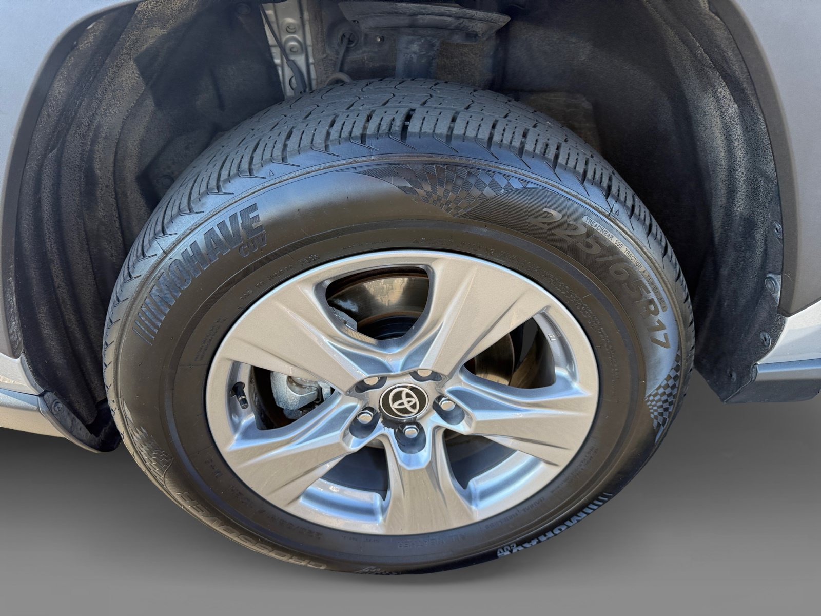 Used 2025 Silver Sky Metallic Toyota XLE image 9