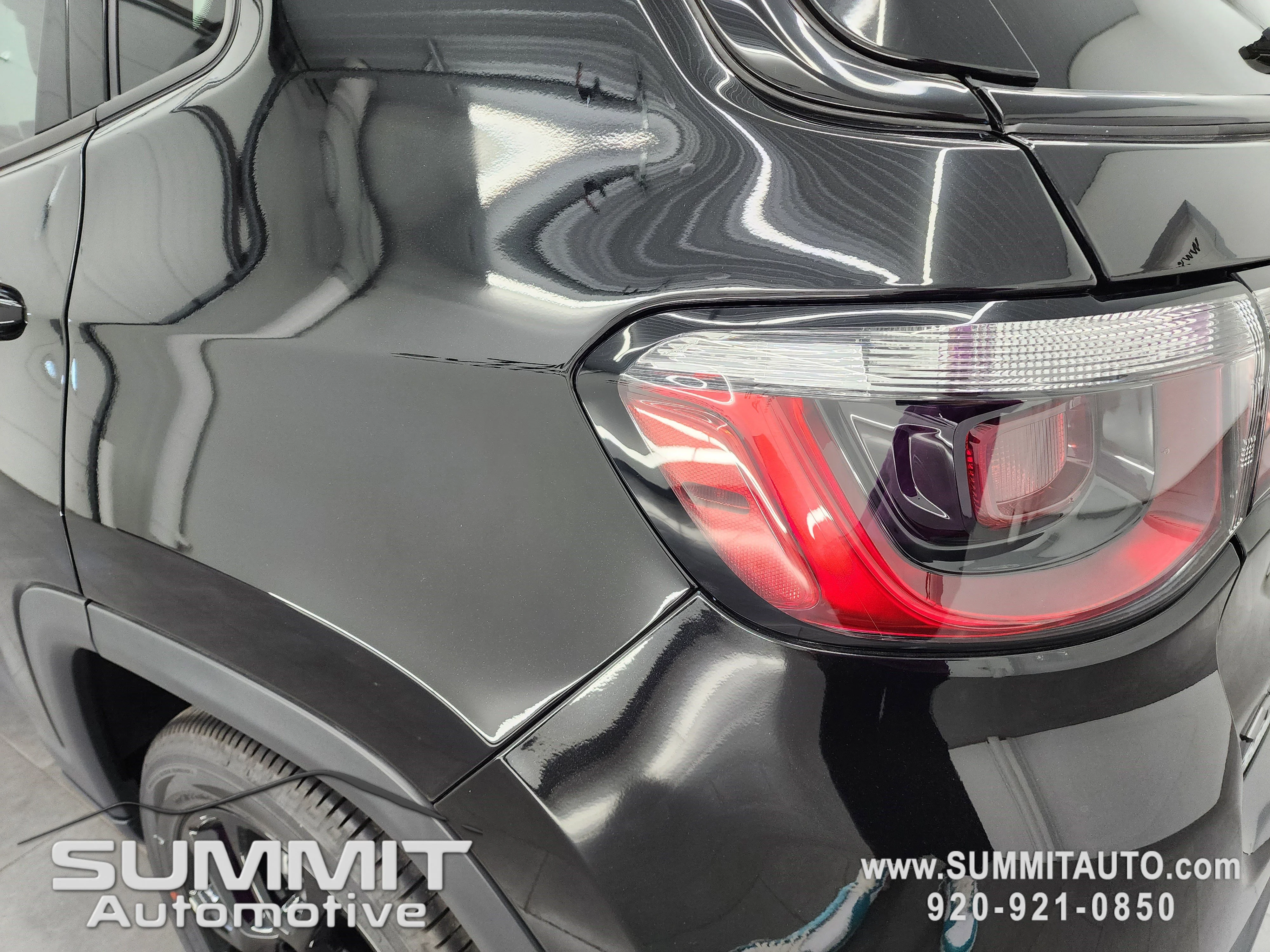 New 2026 Diamond Black Crystal Pearlcoat Jeep Latitude image 31