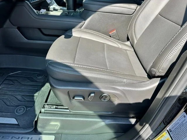 Used 2025 Black GMC Denali image 27