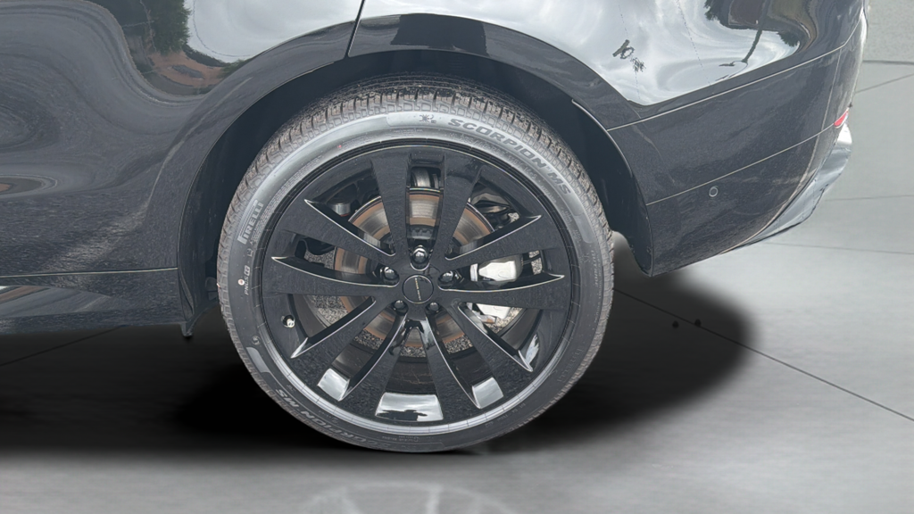 New 2026 Santorini Black Land Rover Dynamic SE image 16