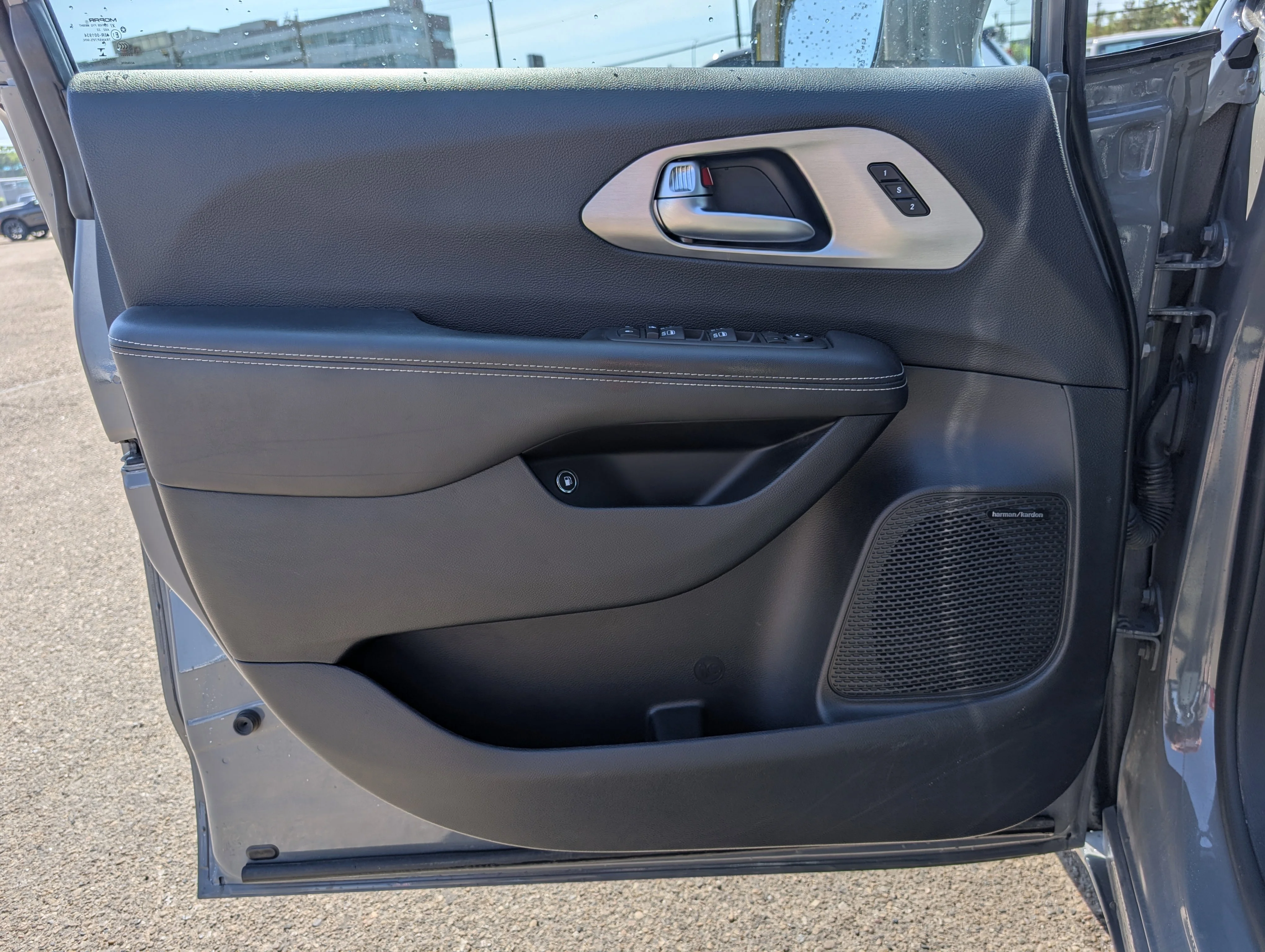 Used 2022 Ceramic Grey Chrysler Limited image 17