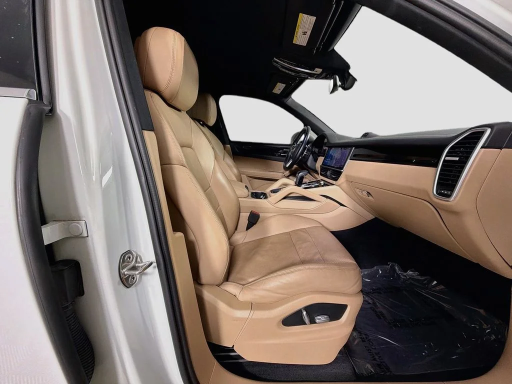 Used 2019  Porsche Base image 29