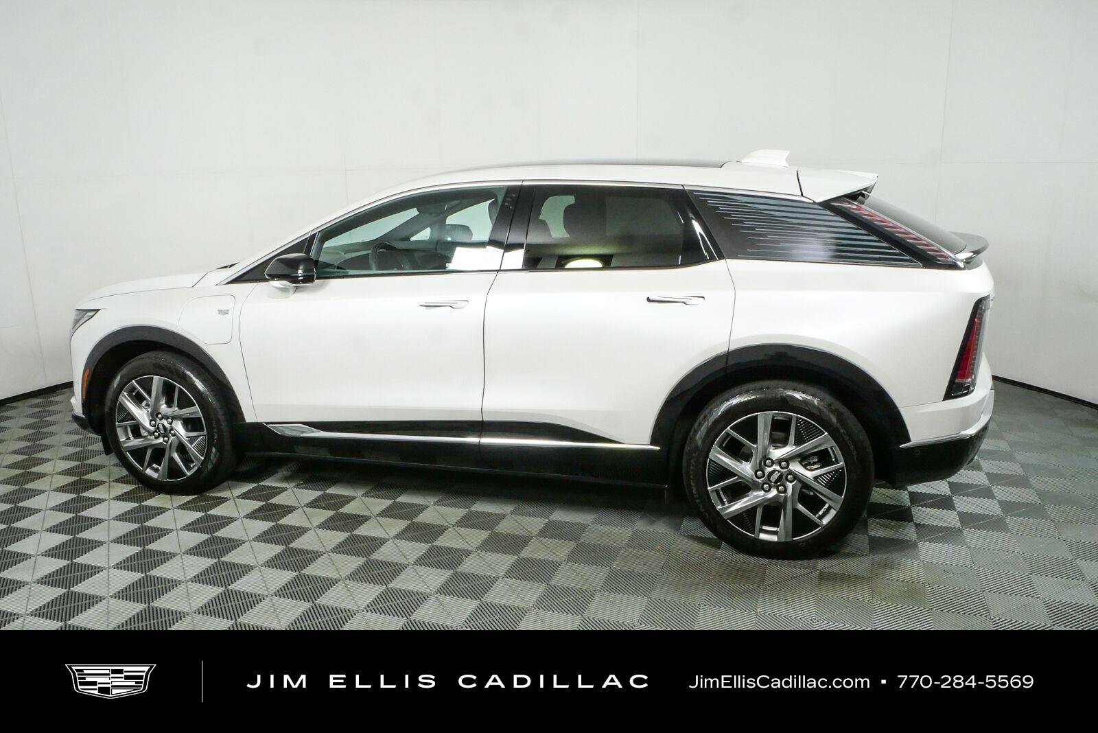 Used 2025 Crystal White Tricoat Cadillac Luxury 1 image 30