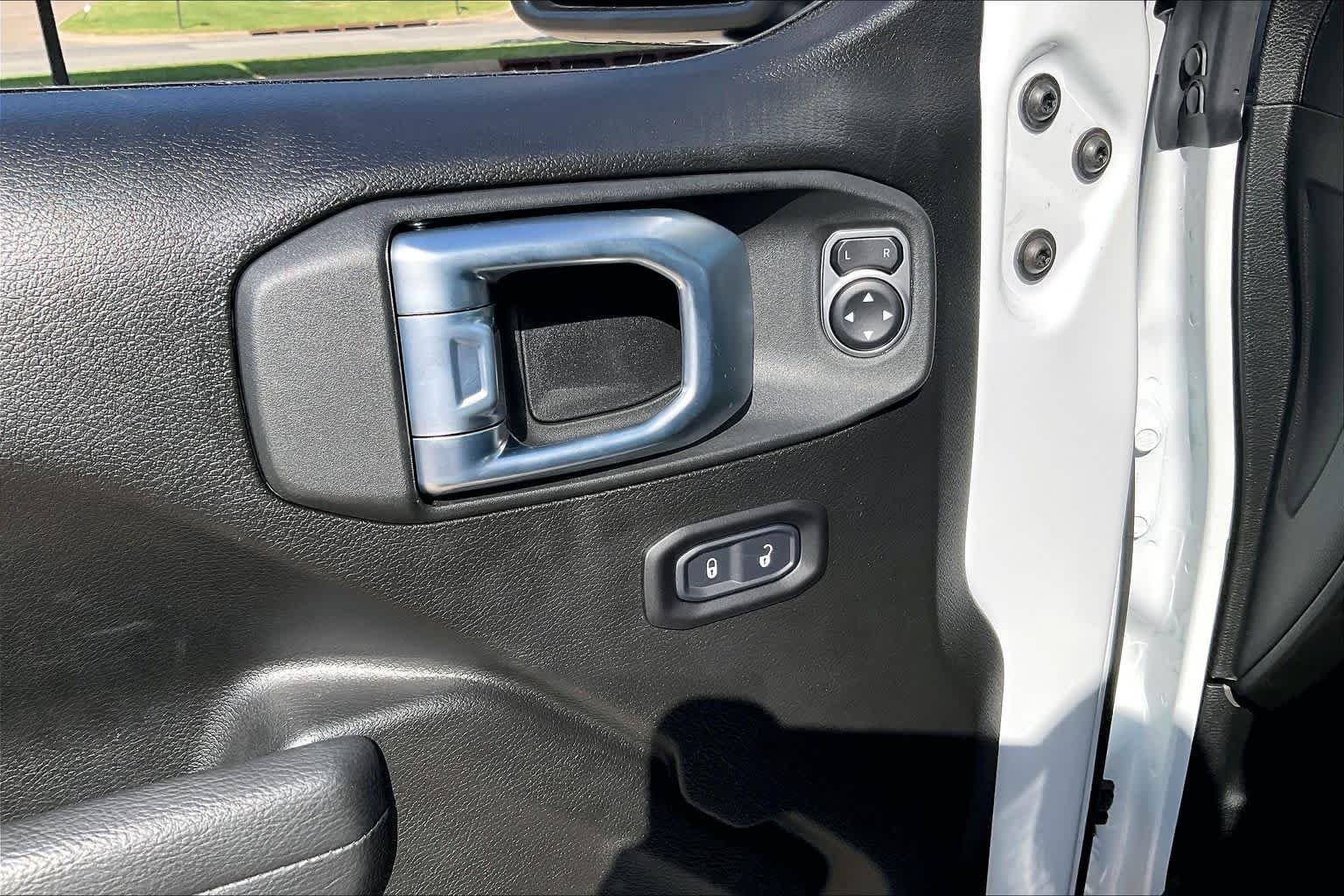 New 2026 Bright White Clear-Coat Exterior Paint Jeep Sport S image 18