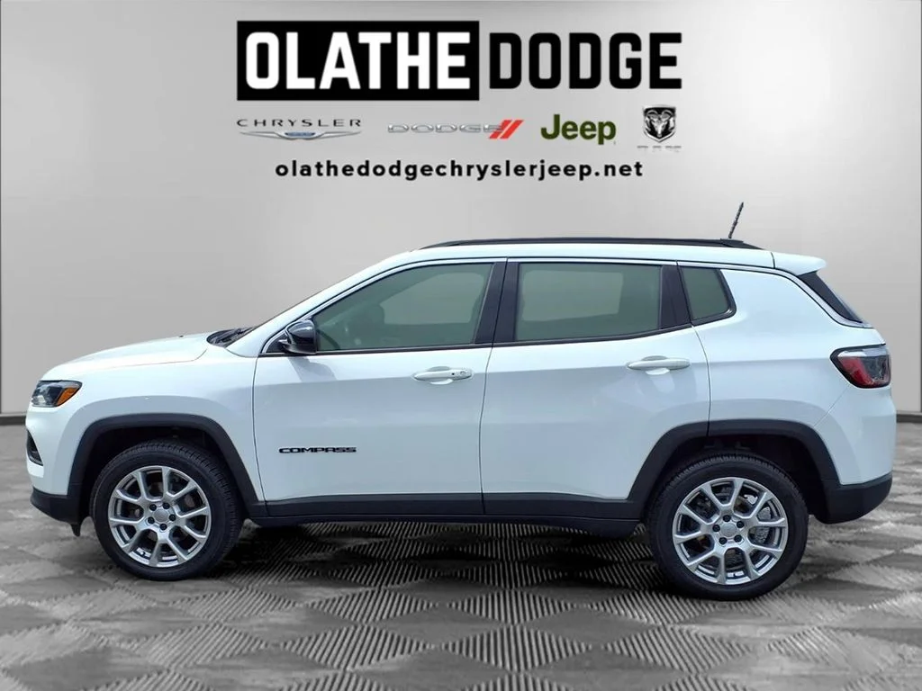 Certified Used 2022 White Jeep Latitude Lux image 21